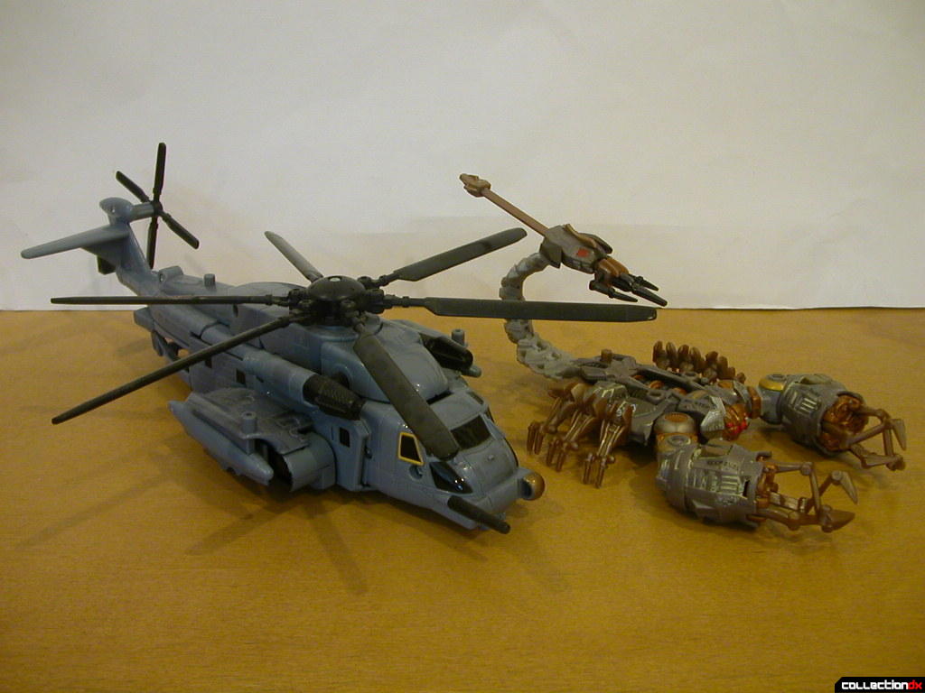 Voyager-class Blackout (left) and Battle Scenes Scorponok (right)
