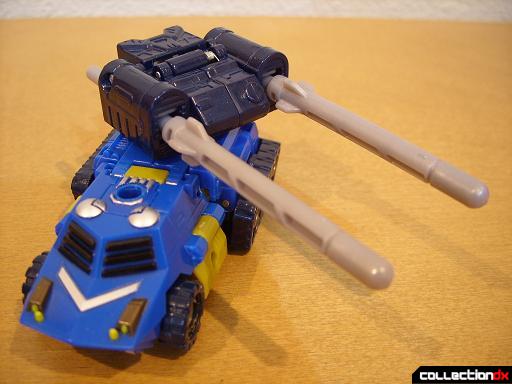 Scout-class Autobot Scattorshot- vehicle mode (missile turret pointing around)