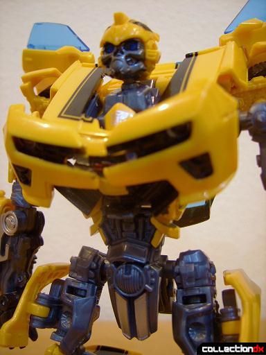 Deluxe-class Battle Blade Bumblebee - robot mode (torso, front)