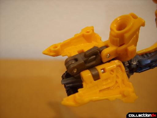 Deluxe-class Battle Blade Bumblebee - robot mode, deploying blaster (2)