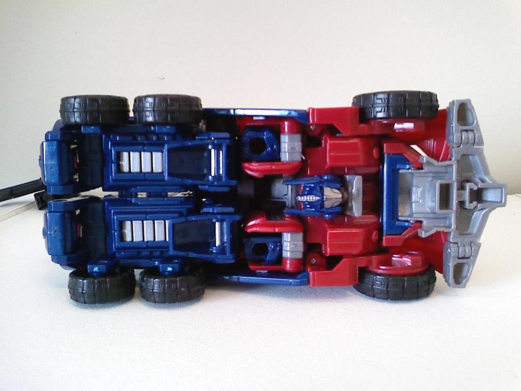 Deluxe Class Optimus Prime (War for Cybertron)