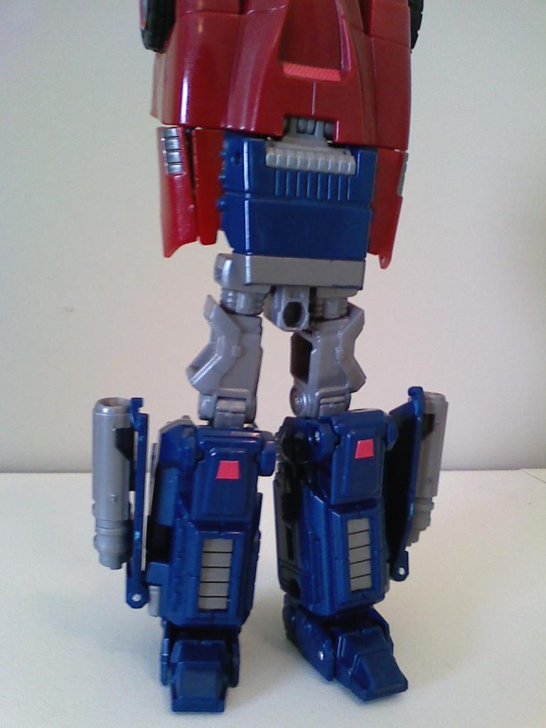 Deluxe Class Optimus Prime (War for Cybertron)