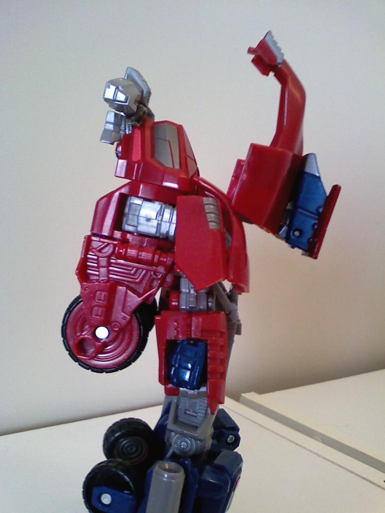 Deluxe Class Optimus Prime (War for Cybertron)