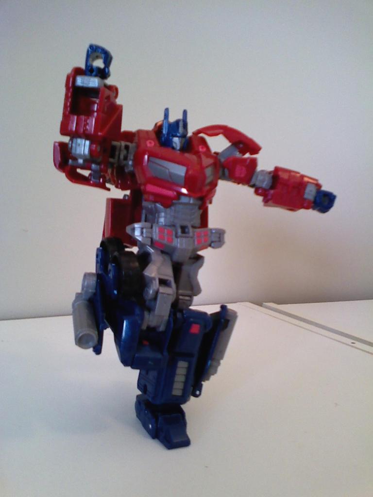 Deluxe Class Optimus Prime (War for Cybertron)