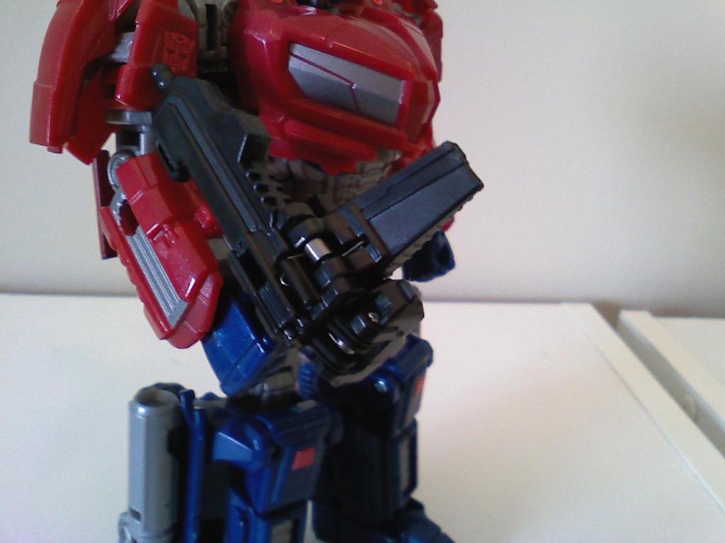 Deluxe Class Optimus Prime (War for Cybertron)