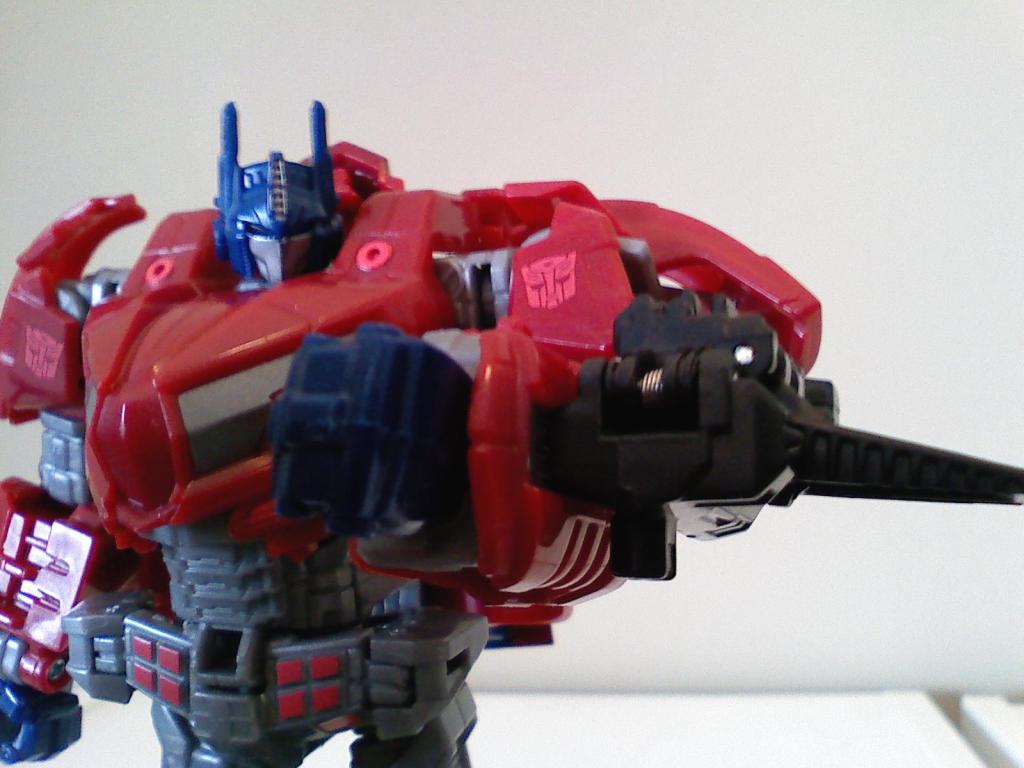 Deluxe Class Optimus Prime (War for Cybertron)