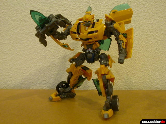 Battle Scenes Autobot Bumblebee- posed with weapon (1)