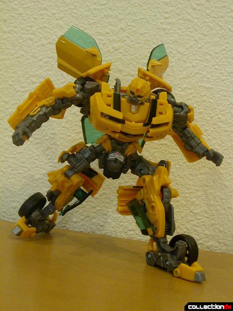 Battle Scenes Autobot Bumblebee- robot mode posed (3)
