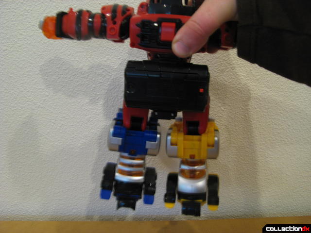 Deluxe Jungle Pride Megazord (gripped for Super Kick attack)