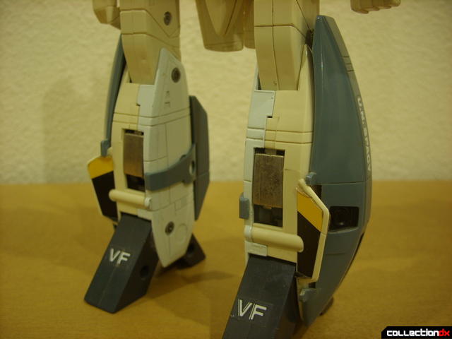 VF-1S Super Valkyrie - Battroid Mode (leg armor atached, front)