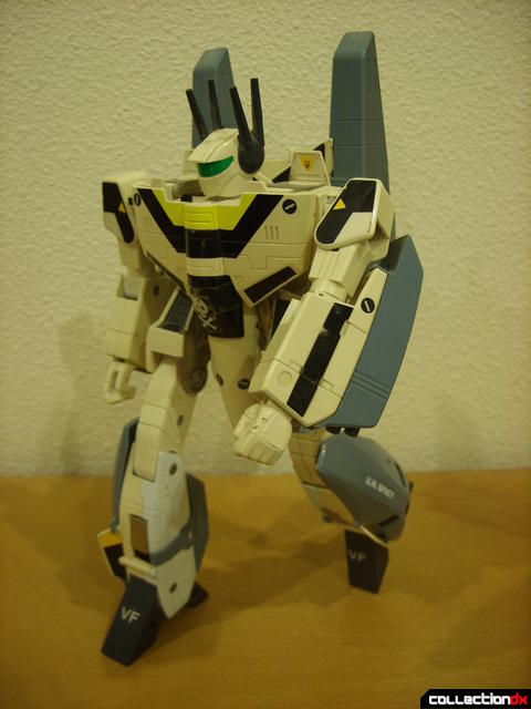 VF-1S Super Valkyrie - Battroid Mode posed (1)