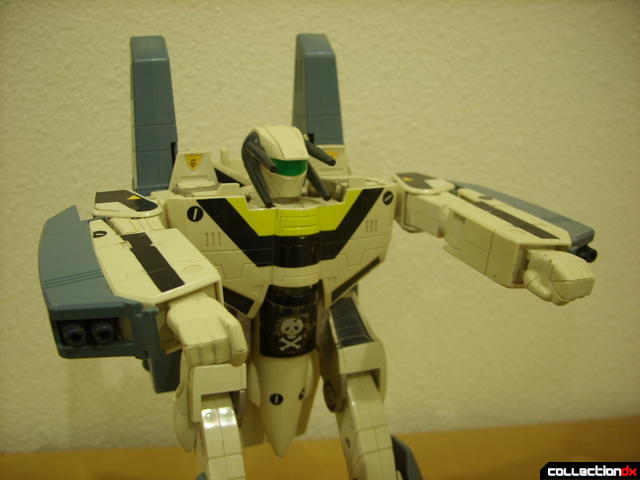VF-1S Super Valkyrie - Battroid Mode posed (2)