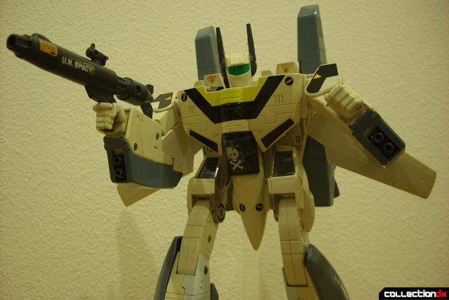 VF-1S Super Valkyrie - Battroid Mode posed (4)