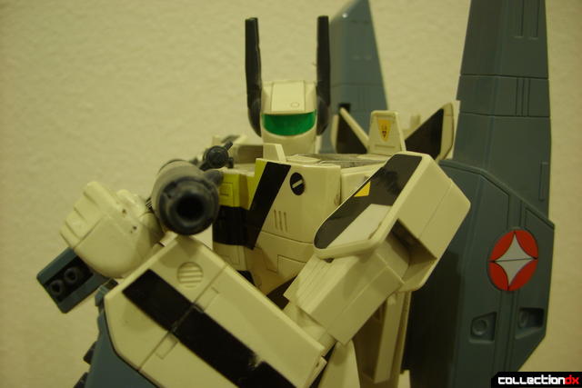 VF-1S Super Valkyrie - Battroid Mode posed (5)