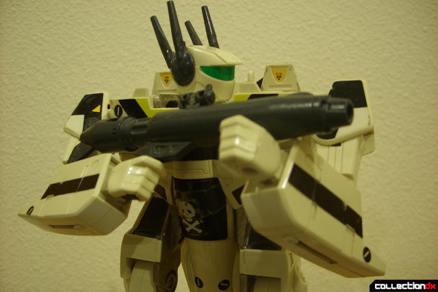 VF-1S Valkyrie - Battroid Mode posed (2)