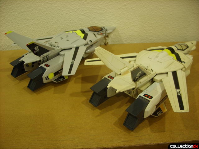 Origin of Valkyrie VF-1S (L) and 1990 reissue (R) in Fighter Mode (back)