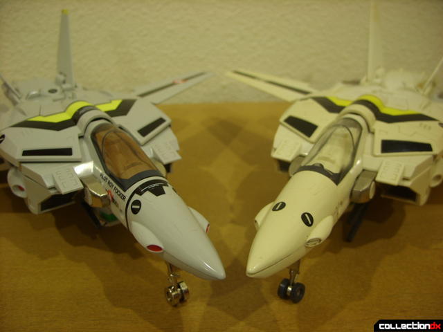 Origin of Valkyrie VF-1S (L) and 1990 reissue (R), dorsal intake comparison 