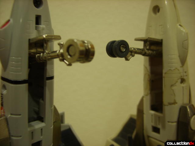 Origin of Valkyrie VF-1S (L) and 1990 reissue (R), nose gear comparison 