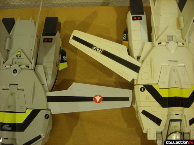 Origin of Valkyrie VF-1S (L) and 1990 reissue (R), wing articulation comparison 