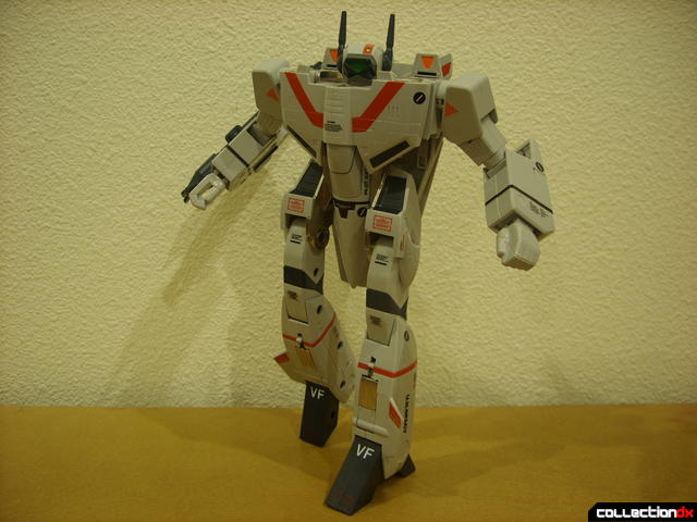 Origin of Valkyrie VF-1J Valkyrie- Battroid Mode posed (1)