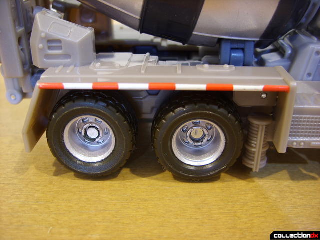 RotF Voyager-class Decepticon Mixmaster- vehicle mode (back-right wheels)