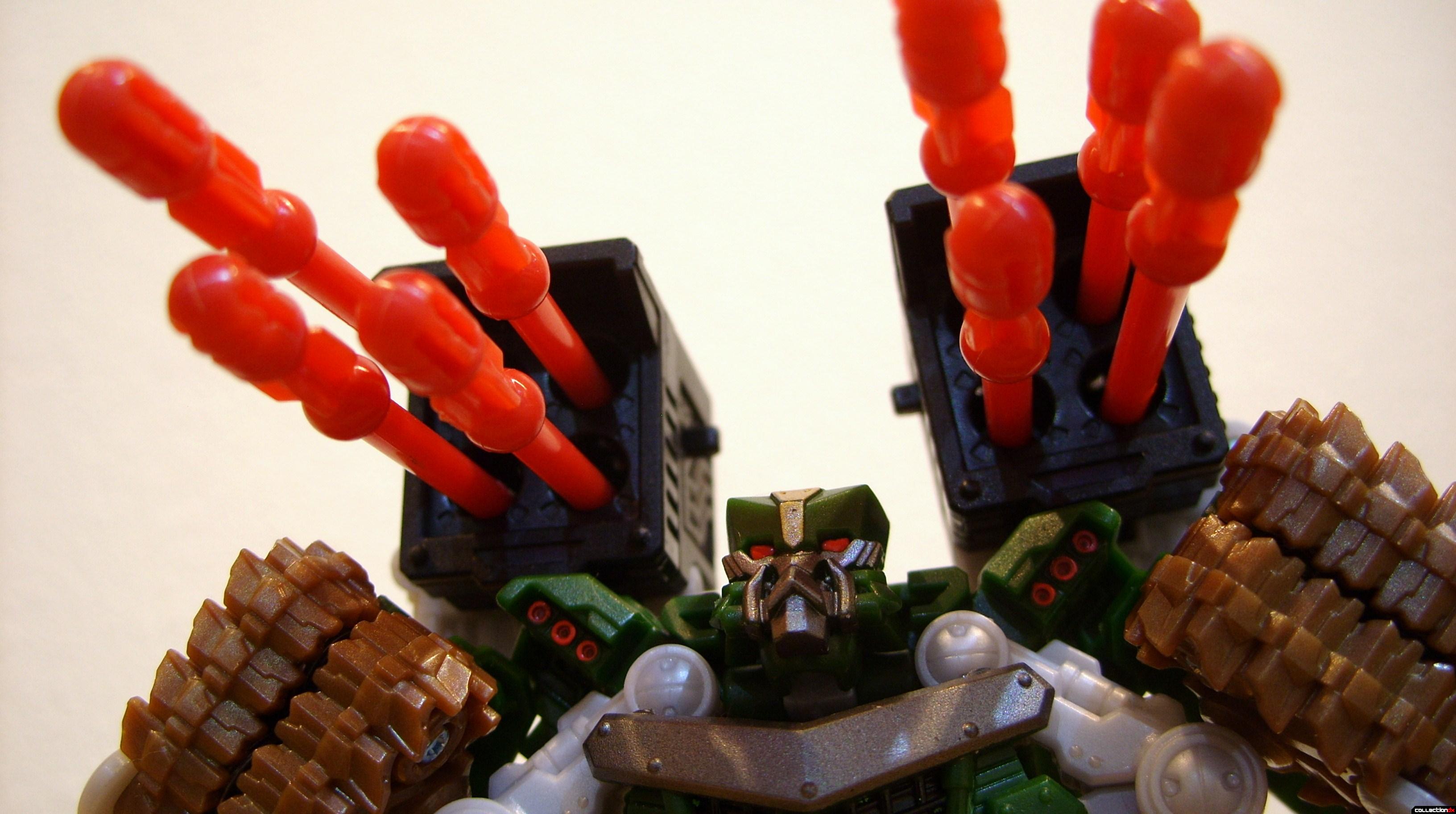 Deluxe-class Decepticon Hailstorm- Robot Mode posed (2)