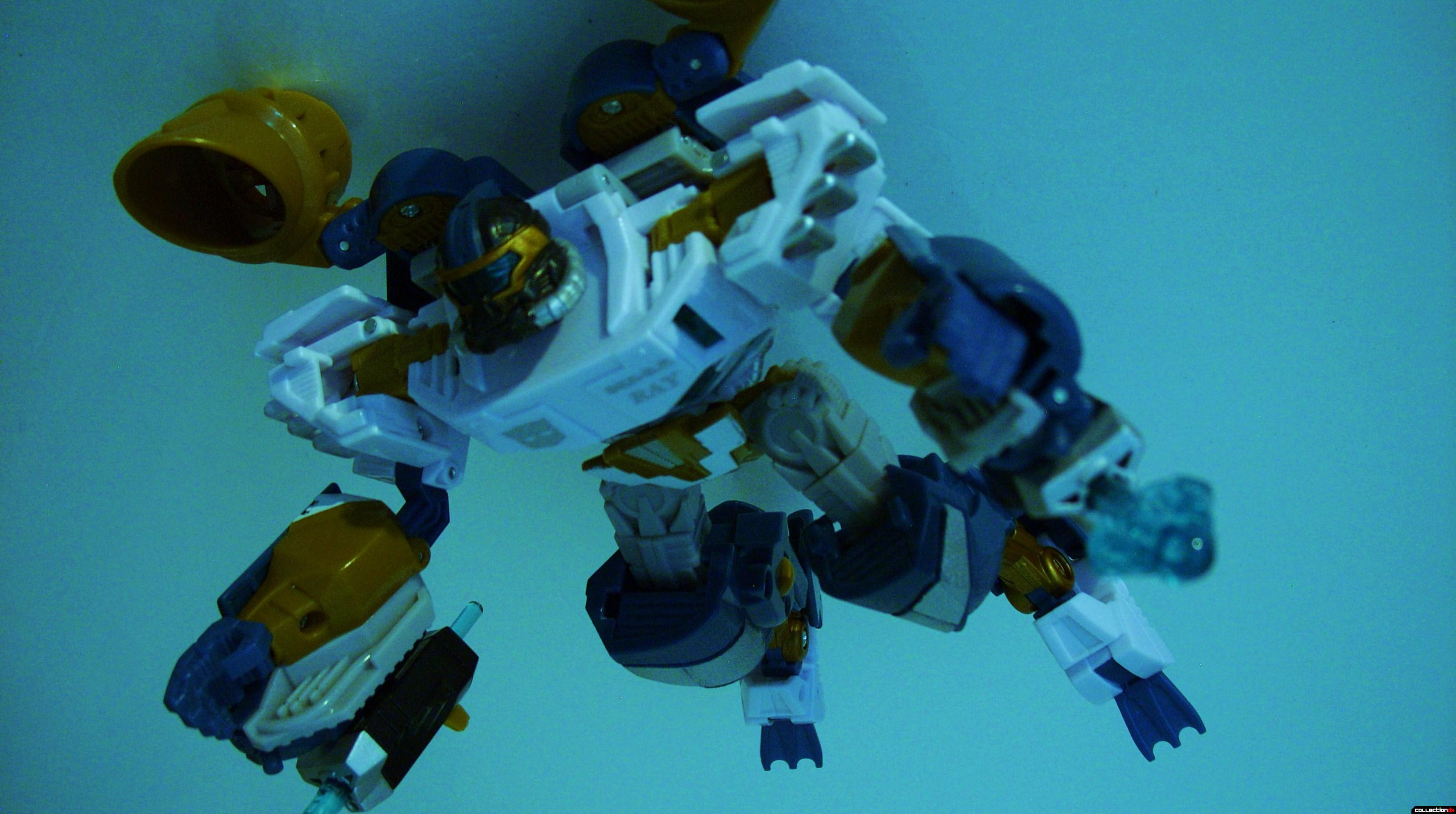 Voyager-class Autobot Sea Spray- dive mode posed (2)