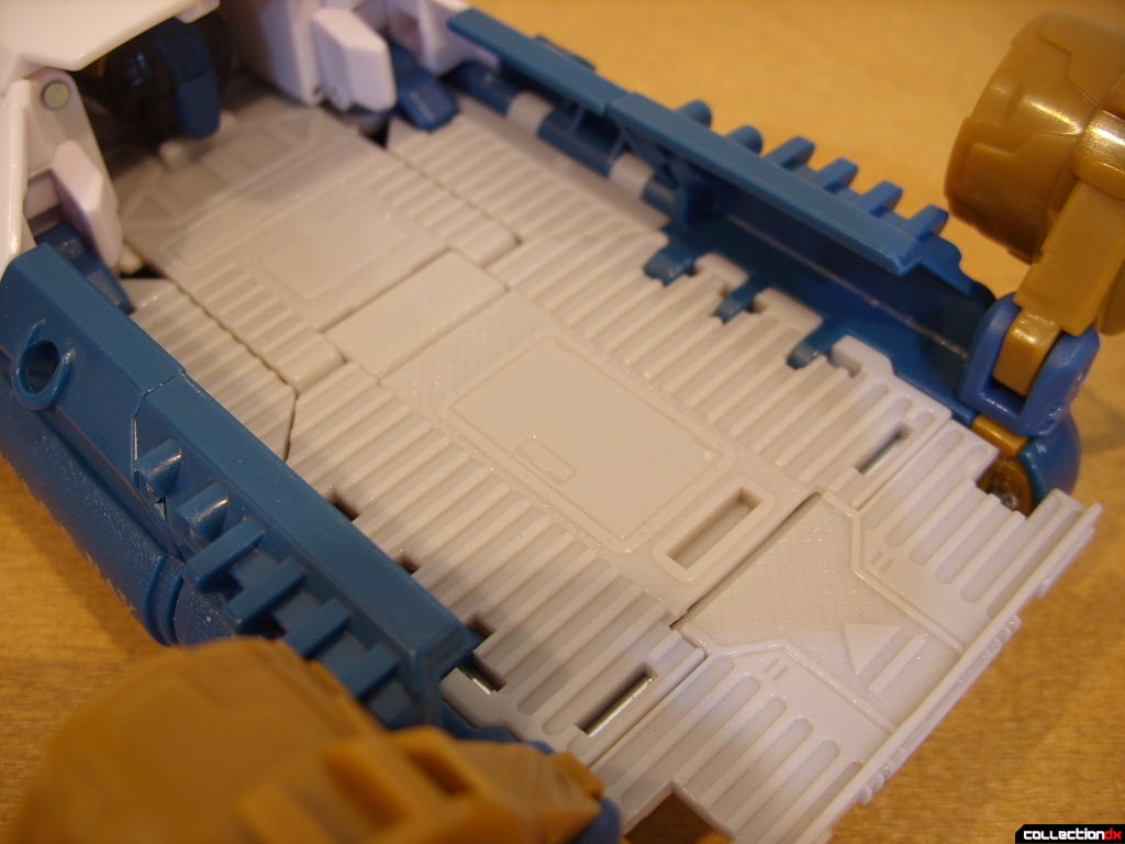 Voyager-class Autobot Sea Spray- vehicle mode (ramp detail)