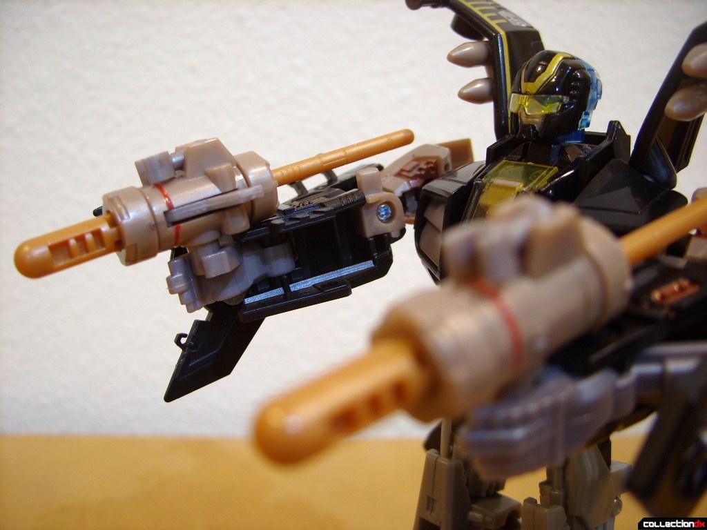 Deluxe-class Autobot Tomahawk- robot mode (holding missile launchers)