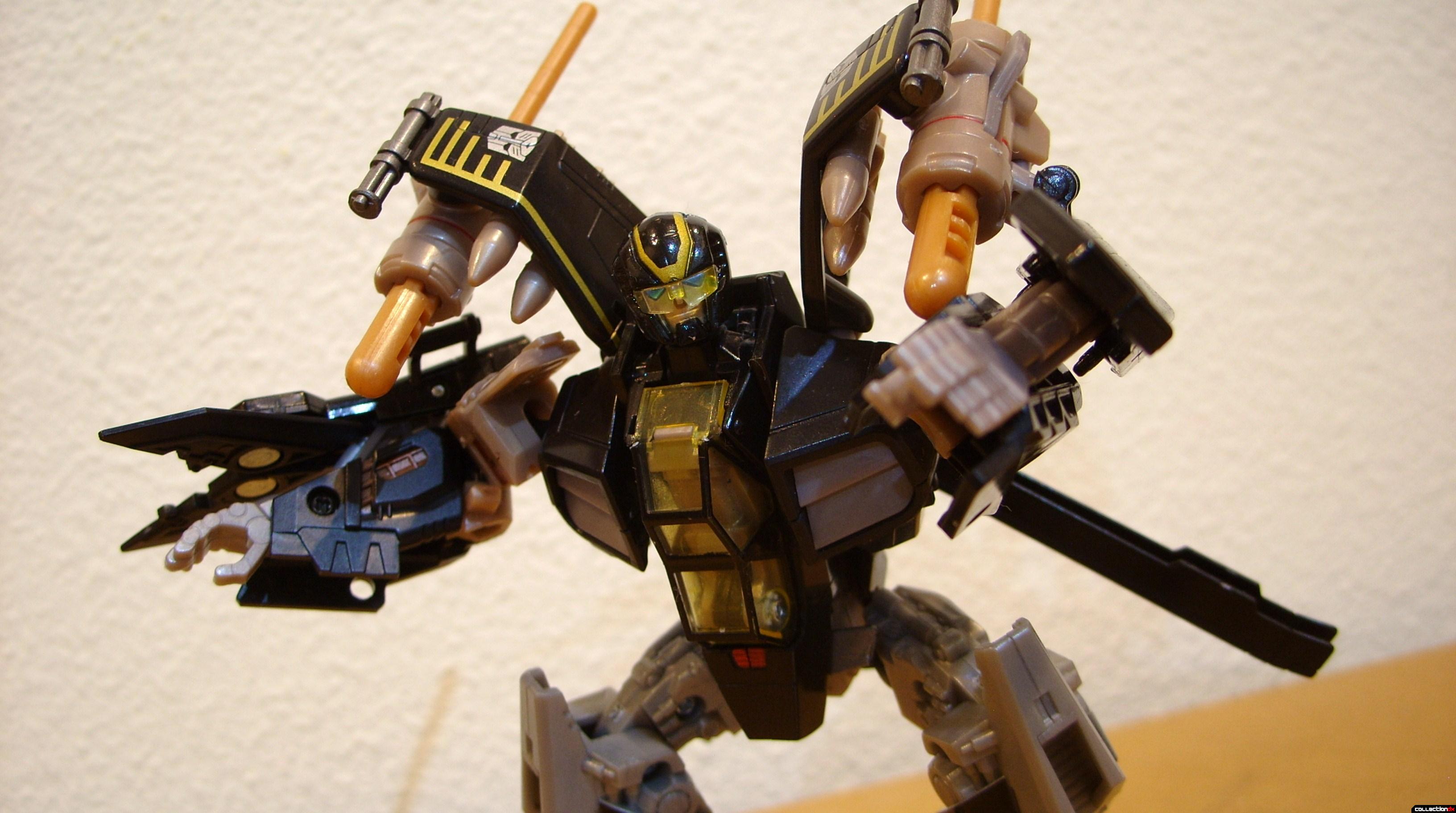 Deluxe-class Autobot Tomahawk- robot mode posed (1)