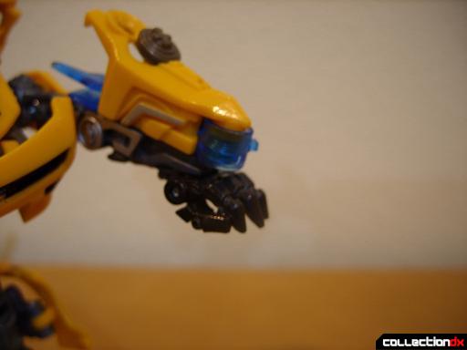 Deluxe-class Battle Blade Bumblebee - robot mode, deploying battle blade (1)