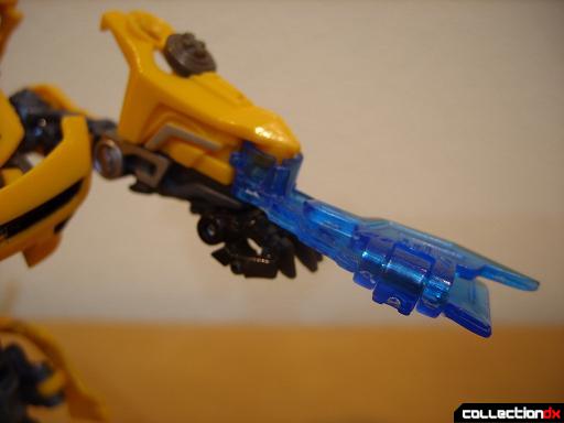 Deluxe-class Battle Blade Bumblebee - robot mode, deploying battle blade (2)