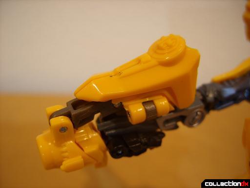 Deluxe-class Battle Blade Bumblebee - robot mode, deploying blaster (5)