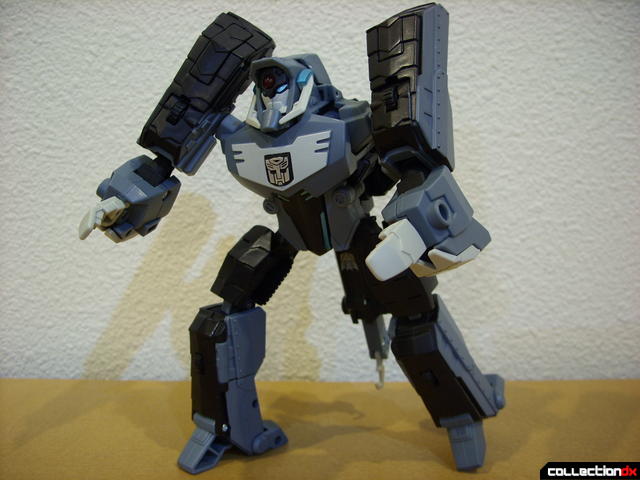 Animated Voyager-class Decepticon Shockwave- Longarm form posed (2)