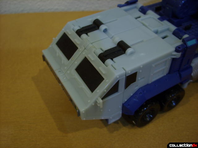 Animated Leader-class Autobot Ultra Magnus- vehicle mode (deploying cab turrets)(1)