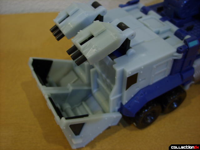 Animated Leader-class Autobot Ultra Magnus- vehicle mode (deploying cab turrets)(2)