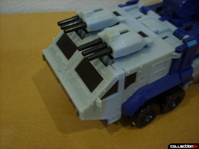 Animated Leader-class Autobot Ultra Magnus- vehicle mode (deploying cab turrets)(3)