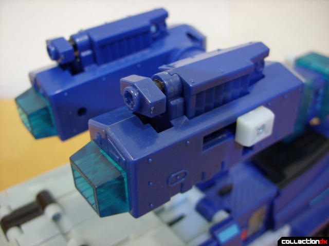 Animated Leader-class Autobot Ultra Magnus- vehicle mode (extending extra cannons)(2)