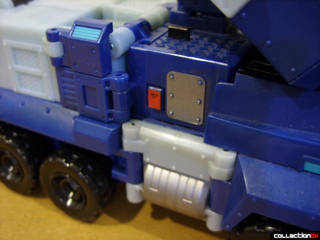 Animated Leader-class Autobot Ultra Magnus- vehicle mode (light and sound button)