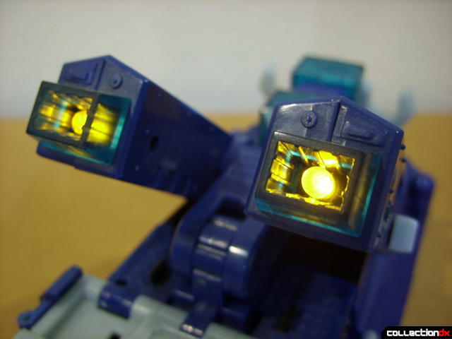 Animated Leader-class Autobot Ultra Magnus- vehicle mode (lights active)