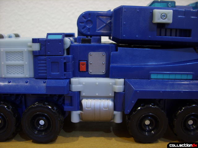 Animated Leader-class Autobot Ultra Magnus- vehicle mode (mid-body detail)