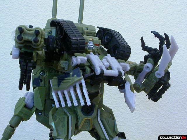 Decepticon Brawl- robot mode posed (aiming right arm cannons)